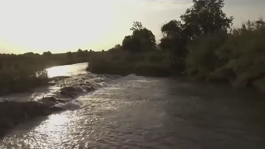 Paseo por los desechos del Segura: el recorrido de miles de residuos plásticos por un río destrozado por la contaminación