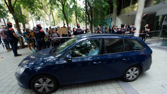 La menor sale en un coche tras ser entregada al padre La menor sale en un coche tras ser entregada al padre