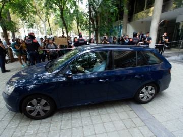 La menor sale en un coche tras ser entregada al padre La menor sale en un coche tras ser entregada al padre