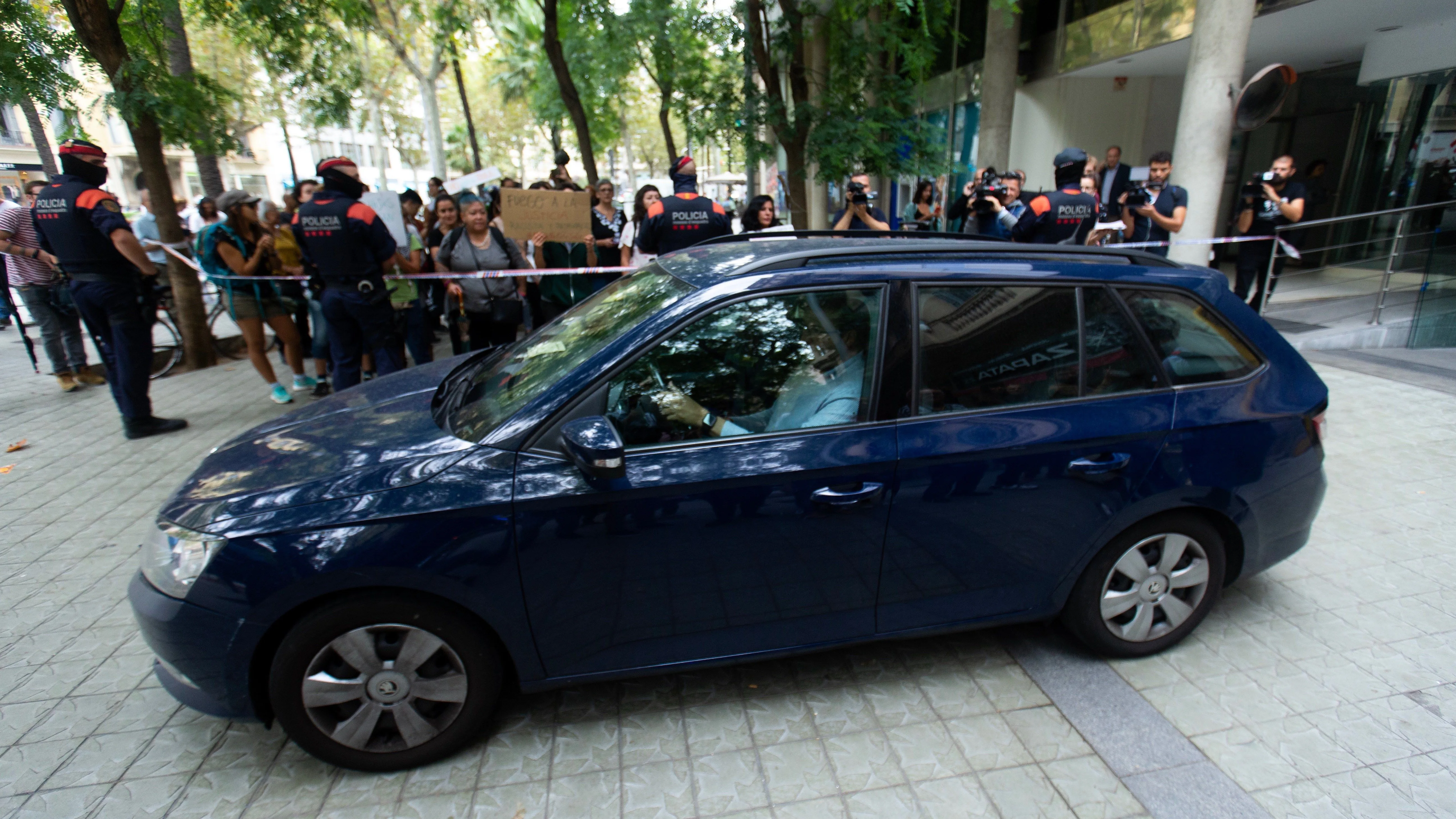 La menor sale en un coche tras ser entregada al padre