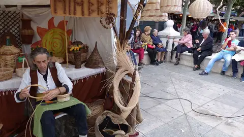 Artesano trabajndo el mimbre Artesano trabajndo el mimbre