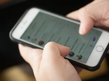 Un hombre muestra un vídeo manteniendo relaciones sexuales sin consentimiento Un hombre muestra un vídeo manteniendo relaciones sexuales sin consentimiento