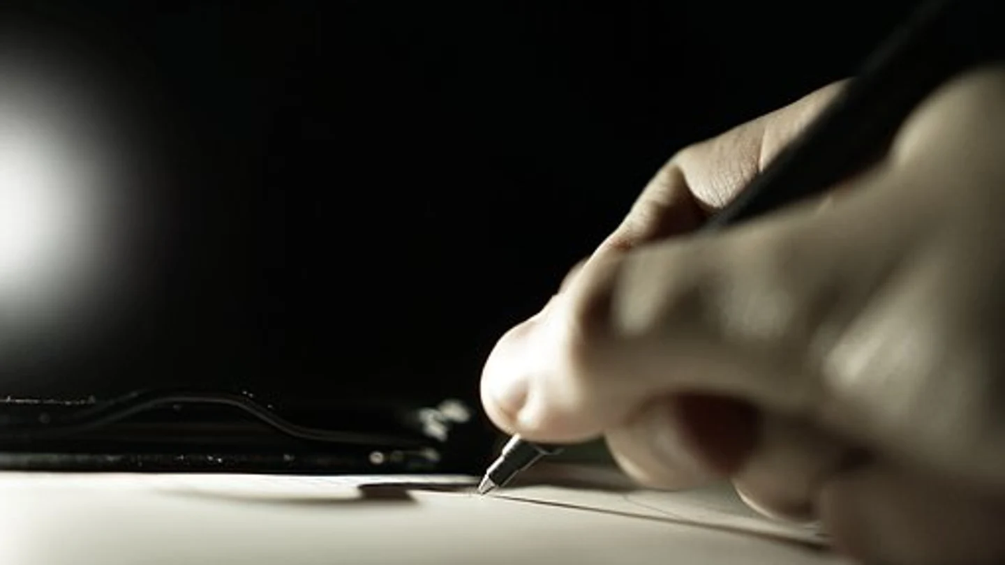 Imagen de archivo de una mano escribiendo Imagen de archivo de una mano escribiendo