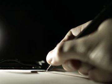 Imagen de archivo de una mano escribiendo Imagen de archivo de una mano escribiendo