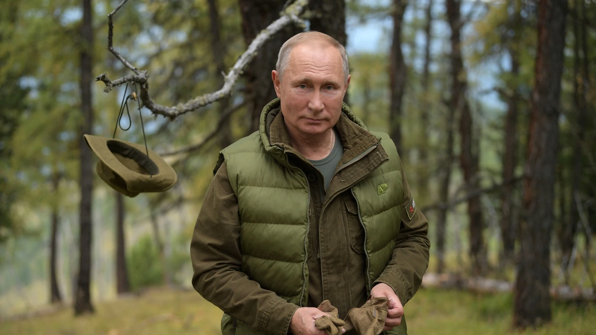 Vladimir Putin, andando por el bosque