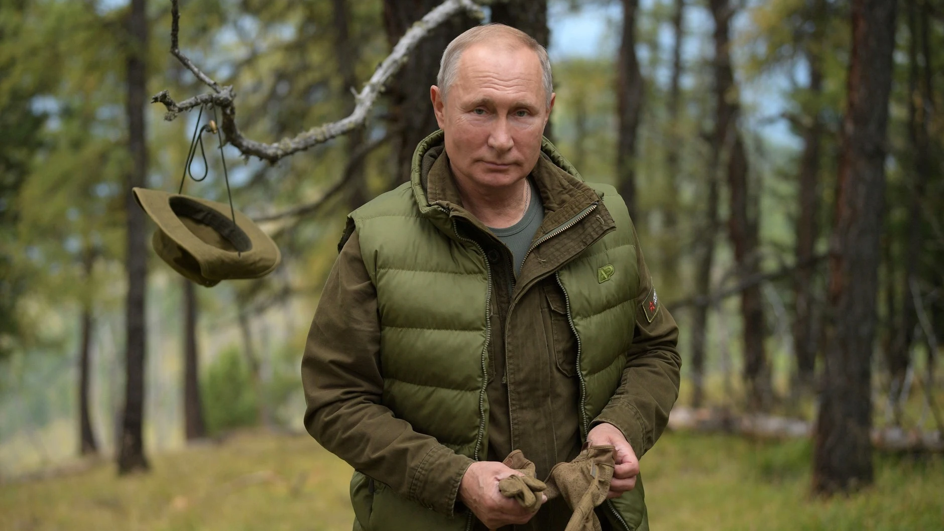 Vladimir Putin, andando por el bosque