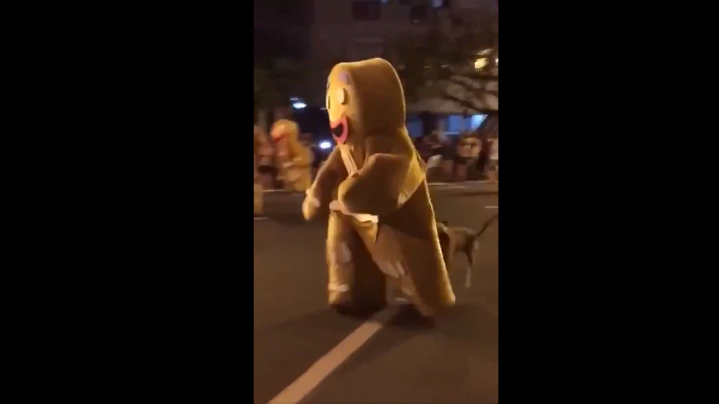 Un perro hambriento ataca a un hombre disfrazado de galleta Un perro hambriento ataca a un hombre disfrazado de galleta