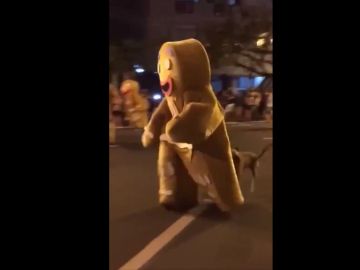 Un perro hambriento ataca a un hombre disfrazado de galleta Un perro hambriento ataca a un hombre disfrazado de galleta