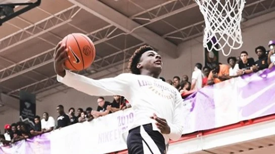 Bronny James, hijo de Lebron James, atacando el aro a sus 15 años. Bronny James, hijo de Lebron James, atacando el aro a sus 15 años.