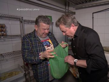 Chicote se enfrenta a un empleado "esclavizado" y a un dueño "pachón" en La Cueva "de los horrores" Chicote se enfrenta a un empleado "esclavizado" y a un dueño "pachón" en La Cueva "de los horrores"