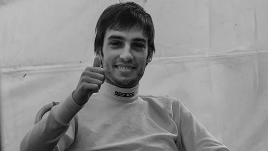 Gastón Vancsik, vestido con el mono de competición y sonriendo. Gastón Vancsik, vestido con el mono de competición y sonriendo.