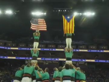 Los castellers de Vilafranca muestran una estelada en el pabellón de los Warriors Los castellers de Vilafranca muestran una estelada en el pabellón de los Warriors