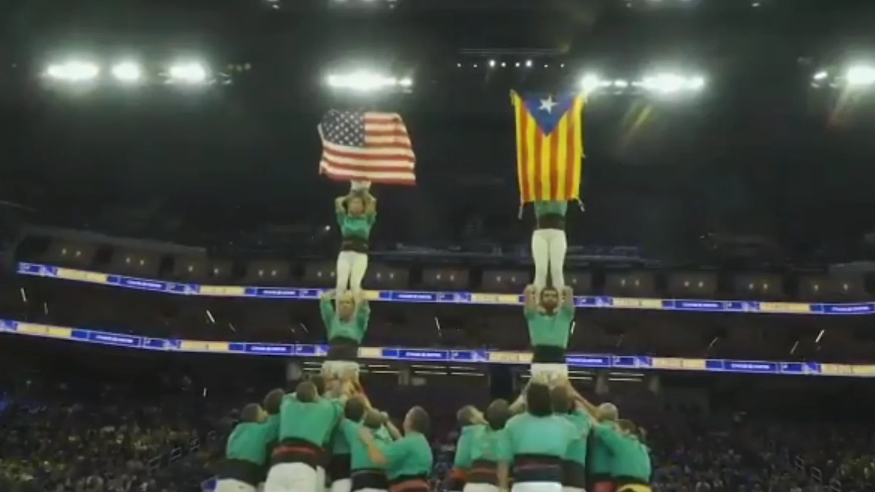 Los castellers de Vilafranca muestran una estelada en el pabellón de los Warriors