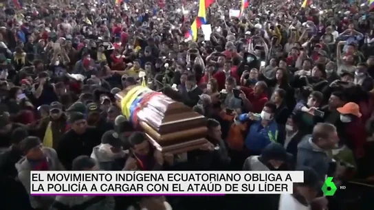 El movimiento indígena ecuatoriano obliga a la policía a cargar con el ataúd de su líder, muerto en las protestas El movimiento indígena ecuatoriano obliga a la policía a cargar con el ataúd de su líder, muerto en las protestas