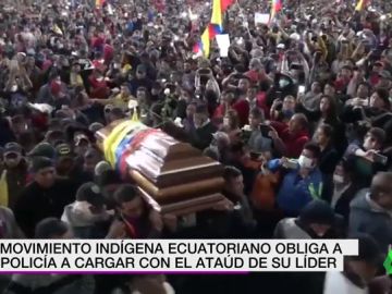 El movimiento indígena ecuatoriano obliga a la policía a cargar con el ataúd de su líder, muerto en las protestas El movimiento indígena ecuatoriano obliga a la policía a cargar con el ataúd de su líder, muerto en las protestas