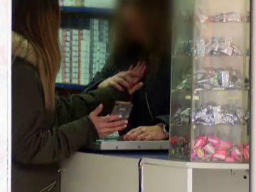Una mujer descubre por Equipo de Investigación que su primo está siendo investigado por fabricar drogas de diseño Una mujer descubre por Equipo de Investigación que su primo está siendo investigado por fabricar drogas de diseño