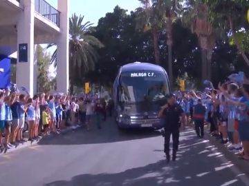 La afición del Málaga es de Primera. el espectacular recibimiento a su equipo en La Rosaleda La afición del Málaga es de Primera. el espectacular recibimiento a su equipo en La Rosaleda
