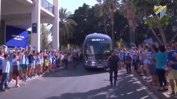 La afición del Málaga es de Primera. el espectacular recibimiento a su equipo en La Rosaleda