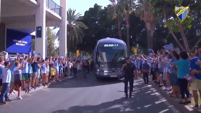 La afición del Málaga es de Primera. el espectacular recibimiento a su equipo en La Rosaleda