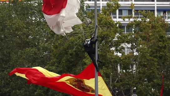 El paracaidista que descendía portando la bandera, en la farola en la que se enganchó El paracaidista que descendía portando la bandera, en la farola en la que se enganchó