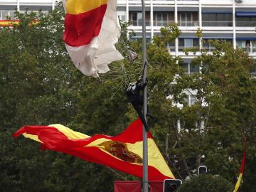 El paracaidista que descendía portando la bandera, en la farola en la que se enganchó El paracaidista que descendía portando la bandera, en la farola en la que se enganchó