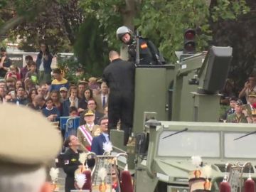 Así ha sido el rescate al paracaidista que ha chocado contra una farola en el desfile del Día de la Hispanidad Así ha sido el rescate al paracaidista que ha chocado contra una farola en el desfile del Día de la Hispanidad