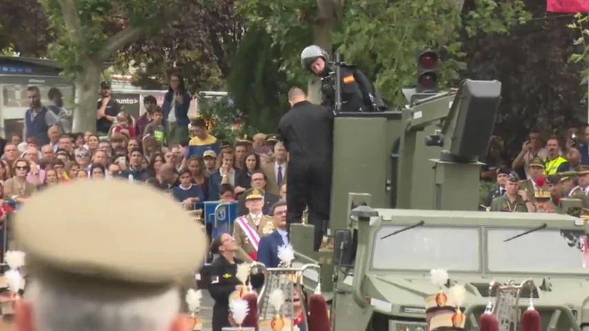 Así ha sido el rescate al paracaidista que ha chocado contra una farola en el desfile del Día de la Hispanidad