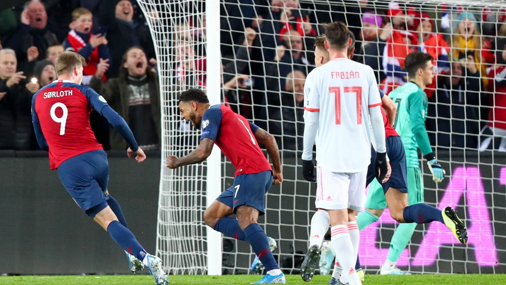 Joshua King celebra el empate ante España