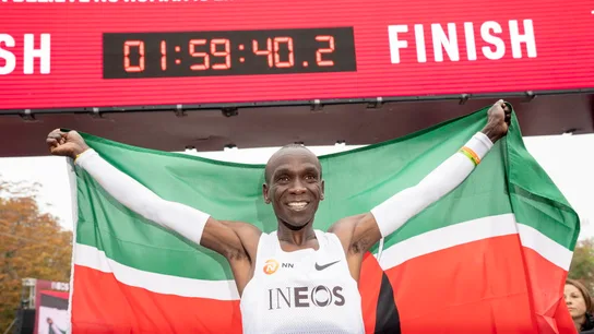 Deportes Antena 3 (12-10-19) Kipchoge hace historia y logra bajar de las 2 horas en un maratón Deportes Antena 3 (12-10-19) Kipchoge hace historia y logra bajar de las 2 horas en un maratón