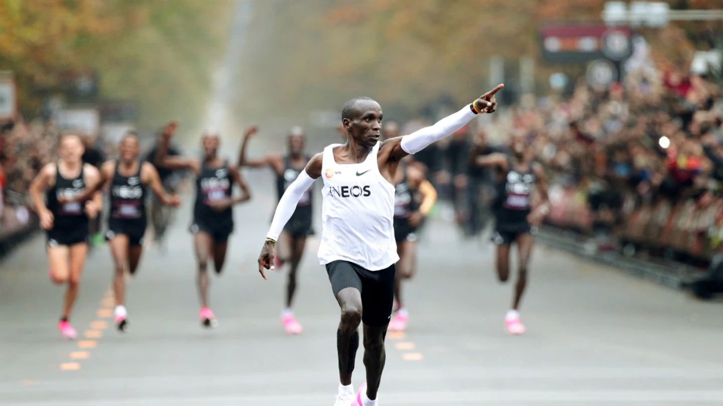 Kipchoge entra a meta en Viena Kipchoge entra a meta en Viena