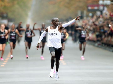 Kipchoge entra a meta en Viena Kipchoge entra a meta en Viena