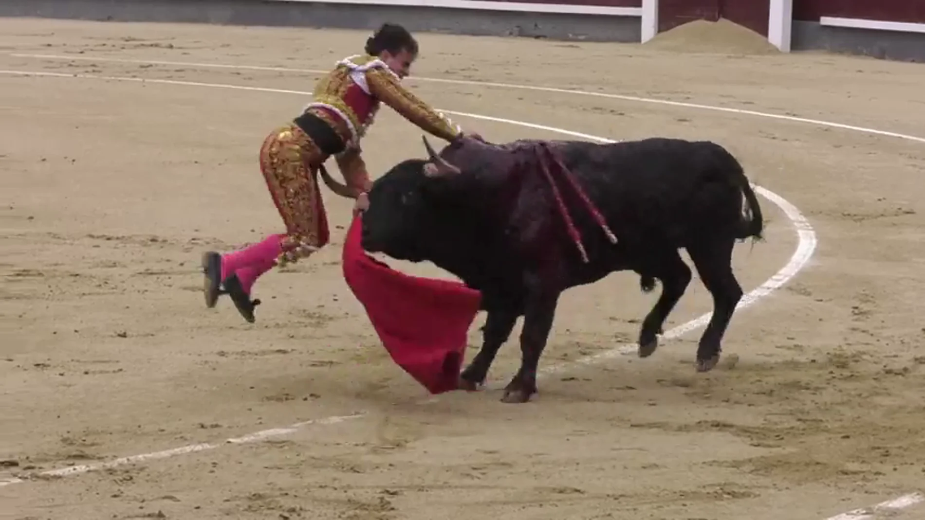 El momento de la sobrecogedora cogida al torero Gonzalo Caballero, novio de Victoria Federica, en Las Ventas