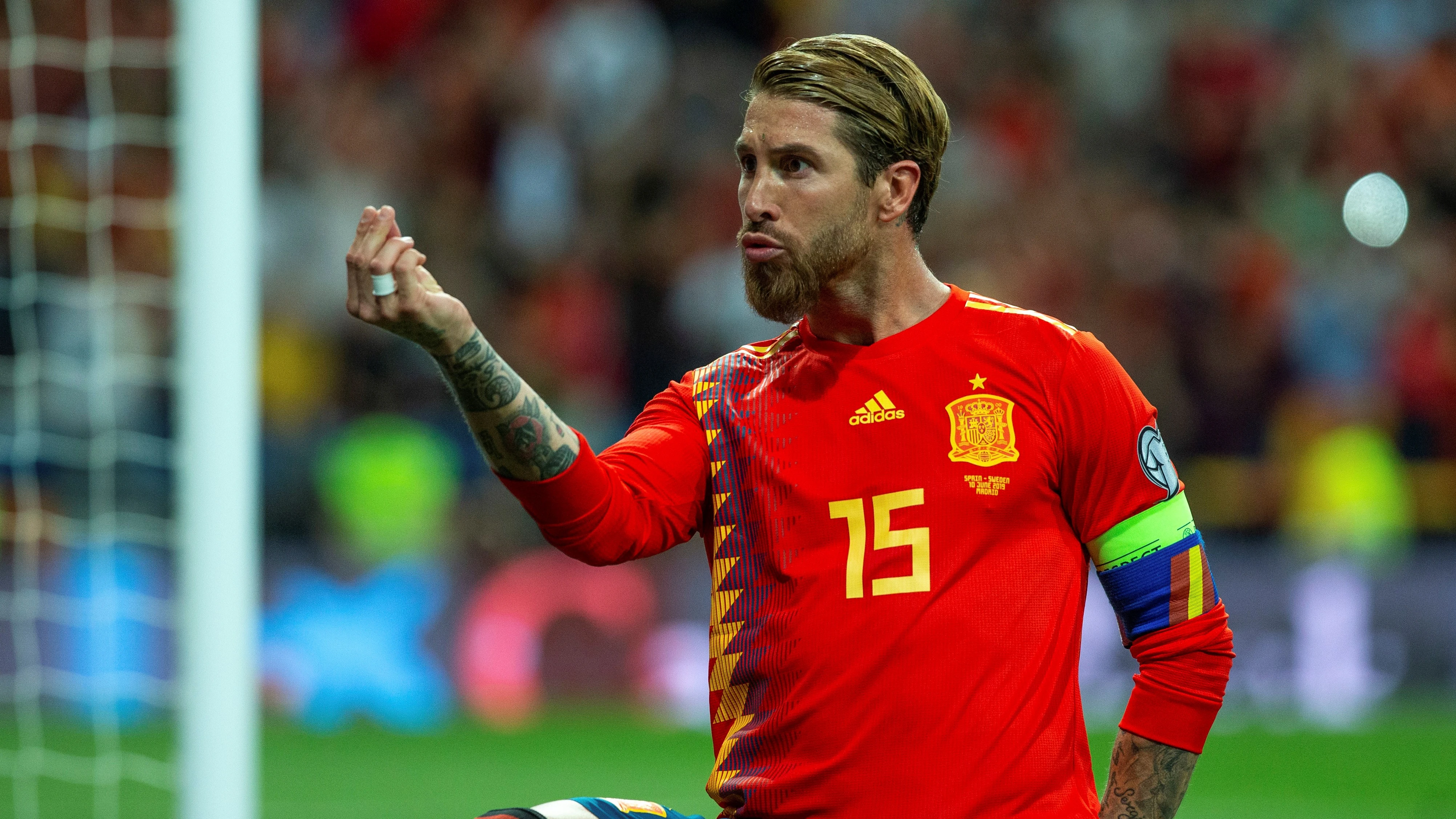 Sergio Ramos celebra un gol con España