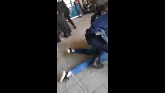 Un vídeo recoge el momento en el que la Policía interviene en la pelea entre una madre y sus dos hijas y la directora de un instituto. Un vídeo recoge el momento en el que la Policía interviene en la pelea entre una madre y sus dos hijas y la directora de un instituto.