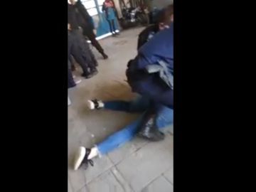 Un vídeo recoge el momento en el que la Policía interviene en la pelea entre una madre y sus dos hijas y la directora de un instituto. Un vídeo recoge el momento en el que la Policía interviene en la pelea entre una madre y sus dos hijas y la directora de un instituto.