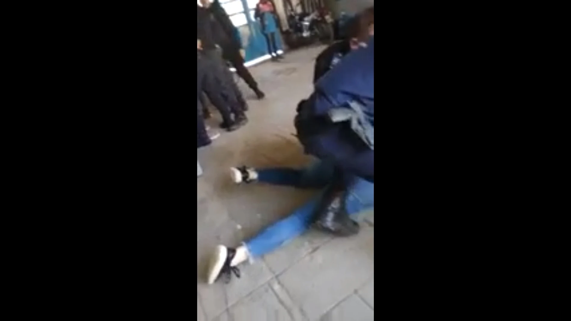 Un vídeo recoge el momento en el que la Policía interviene en la pelea entre una madre y sus dos hijas y la directora de un instituto.