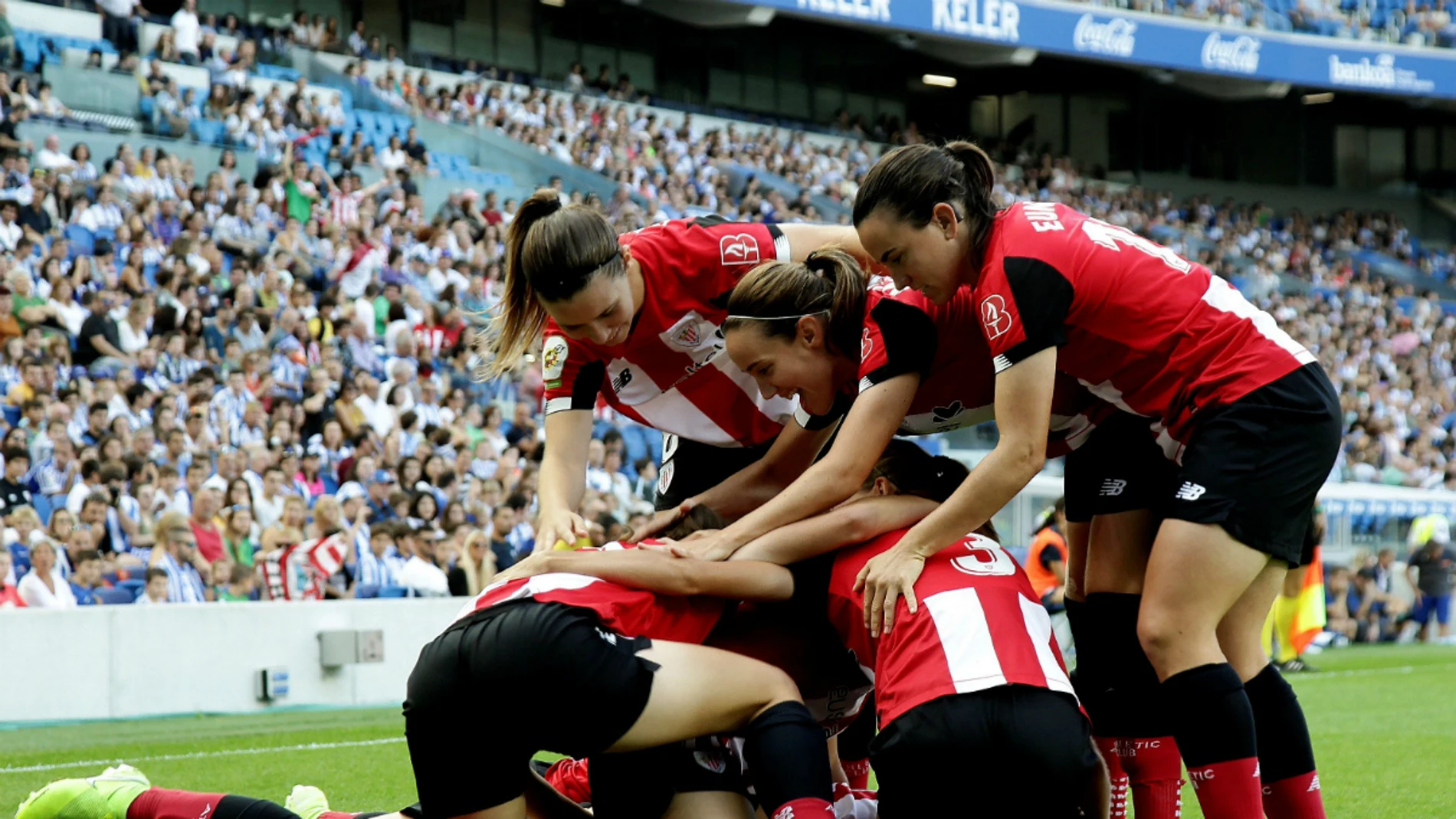 Las jugadoras del Athletic celebran un gol en Anoeta