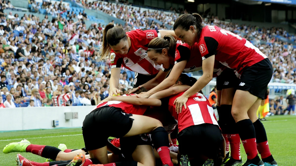 Las jugadoras del Athletic celebran un gol en Anoeta