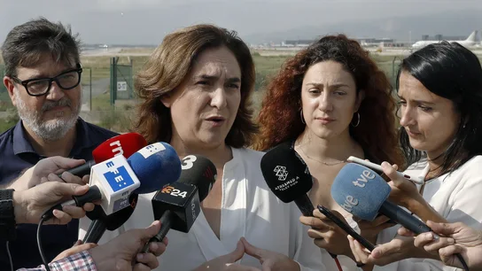 Anda Colau, alcaldesa de Barcelona, atiende a los medios junto al alcalde de Prat de Llobregat, Lluís Mijoler. Anda Colau, alcaldesa de Barcelona, atiende a los medios junto al alcalde de Prat de Llobregat, Lluís Mijoler.
