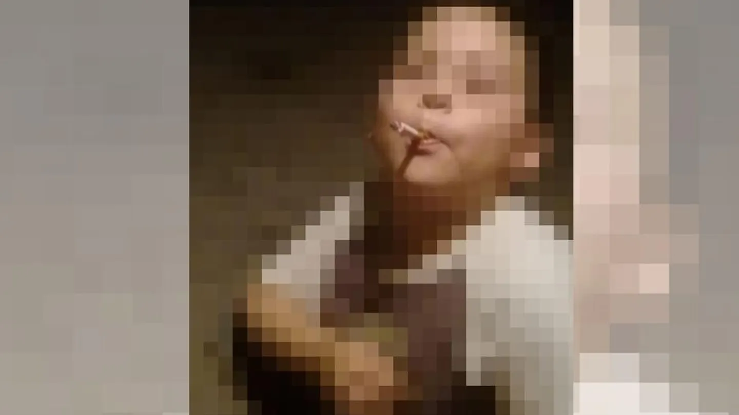 El padre envió por Whatsapp a la hermana de su expareja una foto del pequeño con un cigarro en la boca. El padre envió por Whatsapp a la hermana de su expareja una foto del pequeño con un cigarro en la boca.