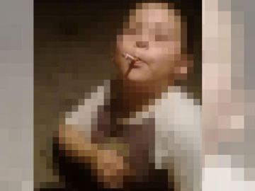 El padre envió por Whatsapp a la hermana de su expareja una foto del pequeño con un cigarro en la boca. El padre envió por Whatsapp a la hermana de su expareja una foto del pequeño con un cigarro en la boca.