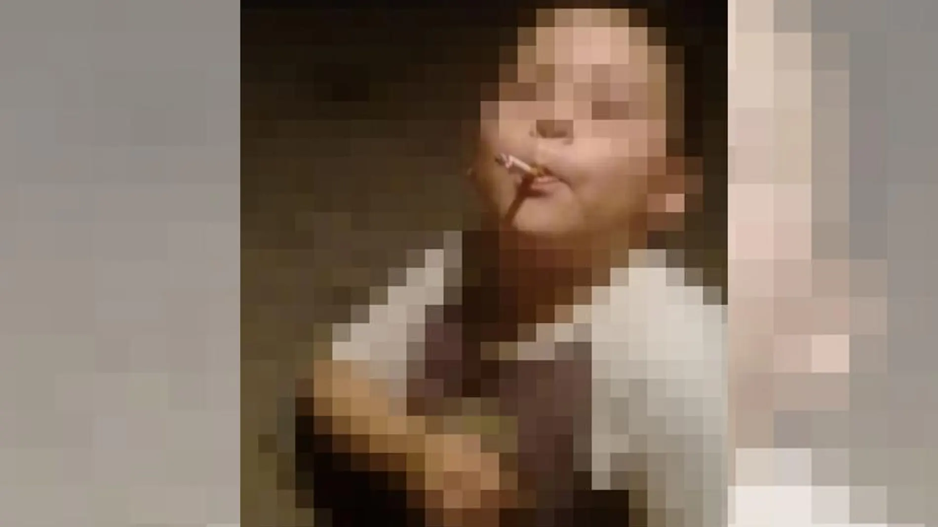 El padre envió por Whatsapp a la hermana de su expareja una foto del pequeño con un cigarro en la boca.