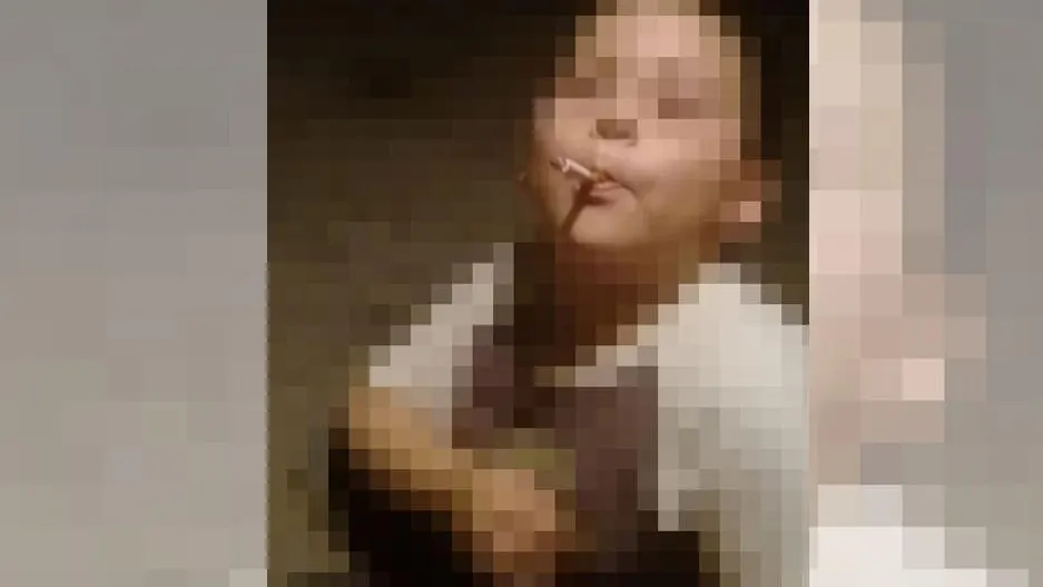 El padre envió por Whatsapp a la hermana de su expareja una foto del pequeño con un cigarro en la boca.