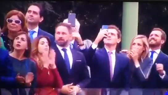 La reacción de Pablo Casado, Albert Rivera y Santiago Abascal al accidente del paracaidista durante el 12-O La reacción de Pablo Casado, Albert Rivera y Santiago Abascal al accidente del paracaidista durante el 12-O