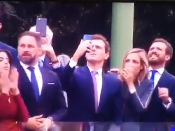 La reacción de Pablo Casado, Albert Rivera y Santiago Abascal al accidente del paracaidista durante el 12-O La reacción de Pablo Casado, Albert Rivera y Santiago Abascal al accidente del paracaidista durante el 12-O