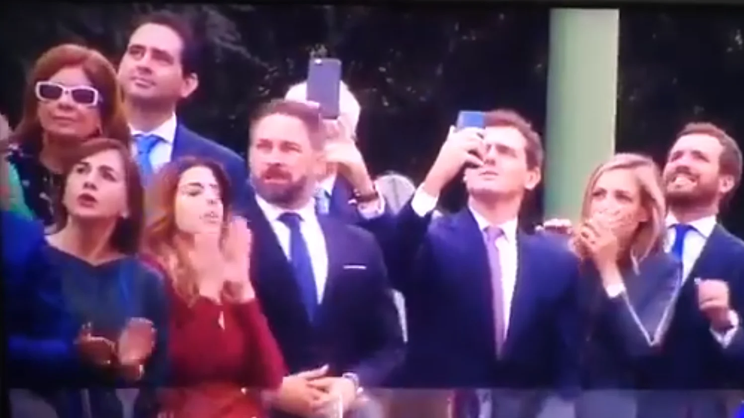 La reacción de Pablo Casado, Albert Rivera y Santiago Abascal al accidente del paracaidista durante el 12-O