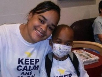Kaylene Bowen junto a su hijo Christopher Kaylene Bowen junto a su hijo Christopher
