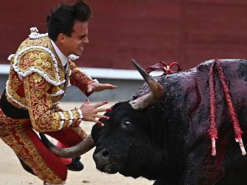 Imagen del momento de la cogida al torero Gonzalo Caballero Imagen del momento de la cogida al torero Gonzalo Caballero