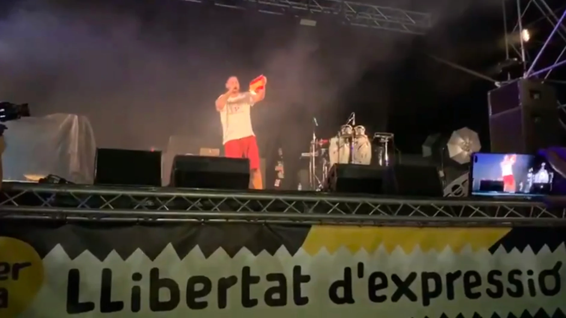 Pablo Hasel quemando la bandera de España