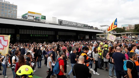 Manifestantes a las puertas de la estación de Sants de Barcelona Manifestantes a las puertas de la estación de Sants de Barcelona